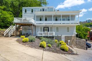 Private Deck & City Views! Spacious Cincinnati Apt - 9