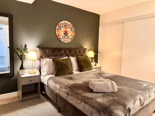 Urban 2BR Apartment in Downtown Prime Location with Free parking - 4