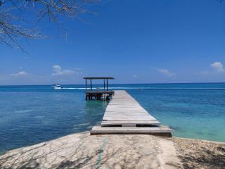 Accommodation on a coral island with turquoise sea - 9