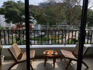 Modern Miraflores 2BR Flat Park View Balcony King Bed - 6