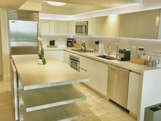 Amazing View 1 Hotel Corner Unit 2BR 2BA w Balcony - 1