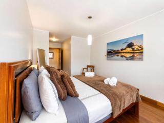 Hillside Elegance Apartment - 9