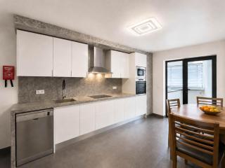 Hillside Elegance Apartment - 7