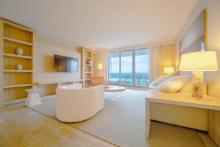 Amazing View 1 Hotel Corner Unit 1BR 1BA w Balcony - 0