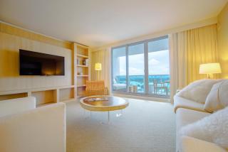 Amazing View 1 Hotel Corner Unit 1BR 1BA w Balcony - 3