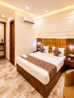 Hotel Royal Residency - #Prem mandir#chaar Dhaam #Inhouse Parking #Free internet #Hygiene Guarantee - 0