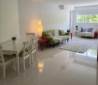 2 Blocks to Beach Luxury 2BR Condo Pool gym Sleeps 9 - 0