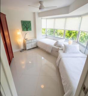 2 Blocks to Beach Luxury 2BR Condo Pool gym Sleeps 9 - 6