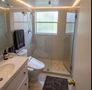 2 Blocks to Beach Luxury 2BR Condo Pool gym Sleeps 9 - 2
