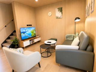 Modern 2BR Gem near Airport & Remarkables - 9