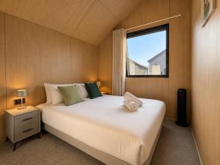 Modern 2BR Gem near Airport & Remarkables - 1