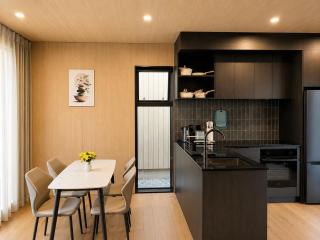 Modern 2BR Gem near Airport & Remarkables - 5