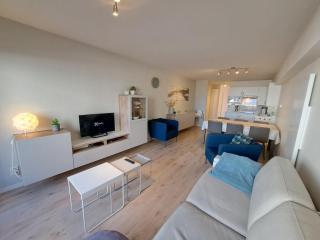 Sunny Coastal Apartment for 6 - 3
