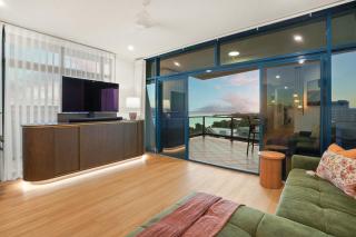 Dazzling Harbour Views, City Escape - Pool and Gym - 5
