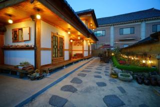 Jeonju Dwaejikkum Hanok - 1