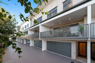 Stylish Clontarf Townhouse & Parking - 3