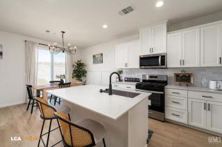 Business Travel Ready New 3BR Near Airport - 6