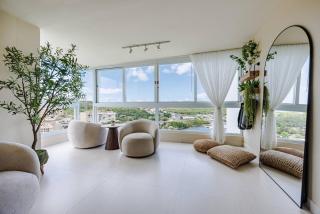 Casa Olivo 18th Fl Glass Sunroom Ocean Views - 9