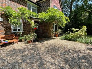 Delux 4 bed house, 5 car free onsite parking, quiet yet 5 min walk to high st, shops and restuarants - 5