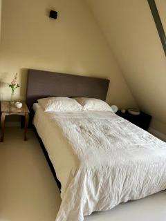 Private attic room with workspace & water view - 0