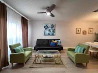 Gated Stylish 2BR Townhome - KING Bed, Pool, WiFi, Wash & Dry, AC, Private Patio facing preserves, Free Parking -- NICE FOR Medical, Business, Groups, Relo - by Moffitt Cancer CTR, Tampa Palms, Hunters Green, Live Oak, Cory Lake, New Tampa, Wesley Chapel - 4