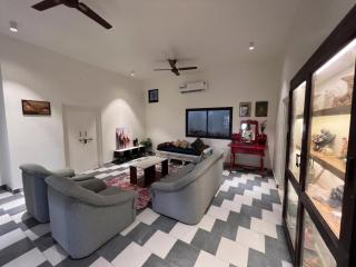 Cozy Loft 301 2BHK Malviya Nagar - 2