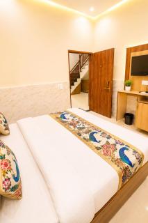 Cosmic Elite Krishiva Hotel Vrindavan - Affordable Rooms at Central Location - 8