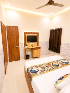 Cosmic Elite Krishiva Hotel Vrindavan - Affordable Rooms at Central Location - 7