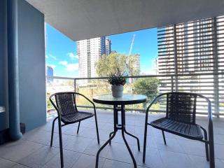 Bright 2BR Stay South Brisbane with Parking - 4