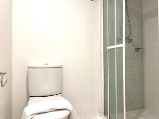 Bright 2BR Stay South Brisbane with Parking - 3