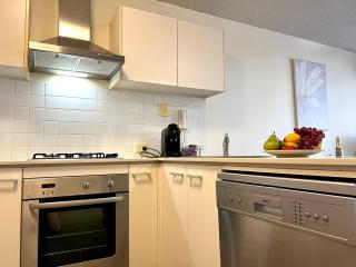 Budget 2BR 2BA Stay South Brisbane with Parking - 3