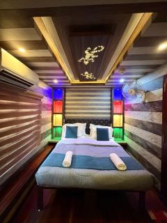 Skylark houseboats - 1