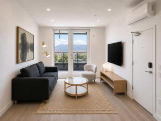 Brand New 1BR Suite with AC Walk to The Drive - 5