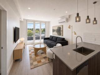Stylish 3BR2BA Suite with AC Steps to The Drive - 3