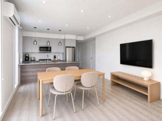 Modern 3BR2BA Suite with AC by Commercial Drive - 7