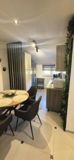 Grey Gold apartment 80m from the beach - 3