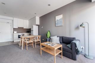 Modern Nomads Cosy Modern 2BR Stay Near Flagstaff Gardens - 6