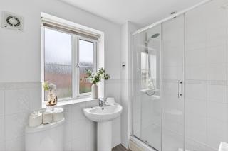 The Russet - Detached 5 Bedroom House - Driveway Parking, Sky TV and Fast WiFi by Yoko Property - 4