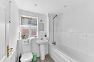 The Russet • Detached 5 Bedroom House • Driveway Parking • Sky TV • Work Desk • Yoko Property - 1