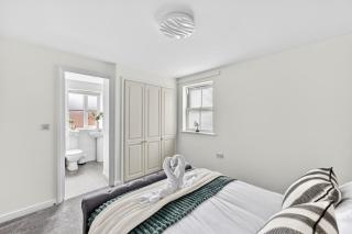 The Russet • Detached 5 Bedroom House • Driveway Parking • Sky TV • Work Desk • Yoko Property - 7