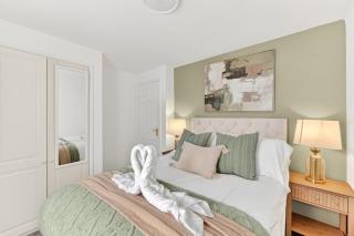 The Russet • Detached 5 Bedroom House • Driveway Parking • Sky TV • Work Desk • Yoko Property - 2
