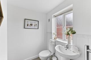 The Russet • Detached 5 Bedroom House • Driveway Parking • Sky TV • Work Desk • Yoko Property - 4