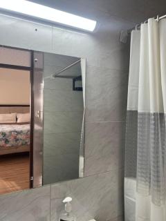 Cozy Modern Apartment in a Prime Location - 4