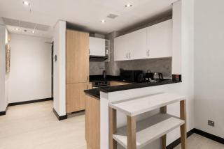 Modern Design 1 Bedroom Apartment, Pool Access - 2