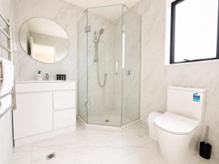 Elegant 4BR Home & Weekly & Monthly Deals Near SH20 - 1