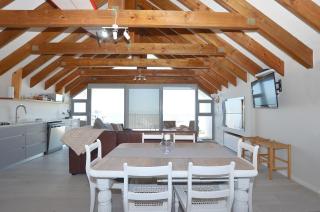 Mount Royal Loft - 2