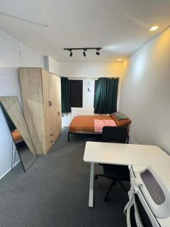 Pet-Friendly 1BR Townhouse w Fast Wi-Fi - 0
