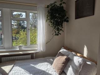 A Premium Academic Room, Parking, Girton College Walk - 5