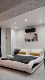 Romantic Private Jacuzzi Retreat Near Acropolis- Fix Metro 180m - 4