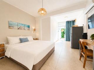 La Perla Holiday Apartments - 8